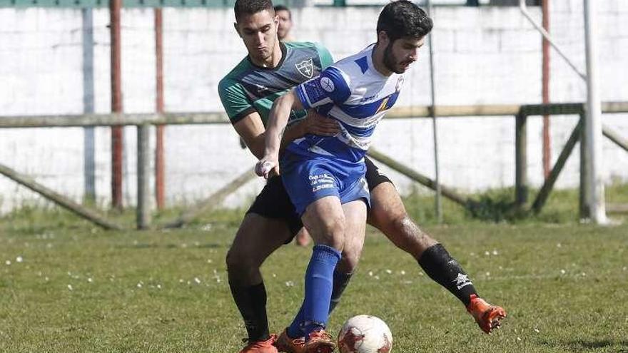 Pablo Fernández, del Stadium, controla un balón.