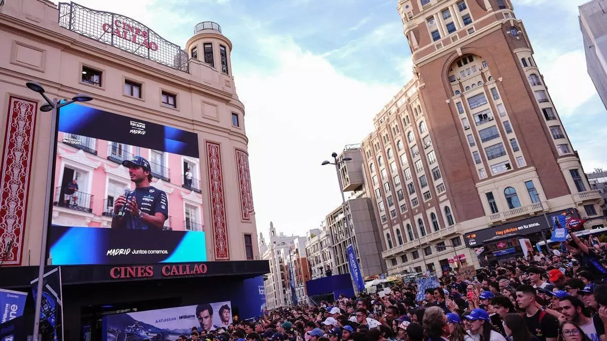 Primer 'triunfo' de Carlos Sainz en Madrid: los fans abarrotan Callao para ver al piloto madrileño y su nuevo Williams