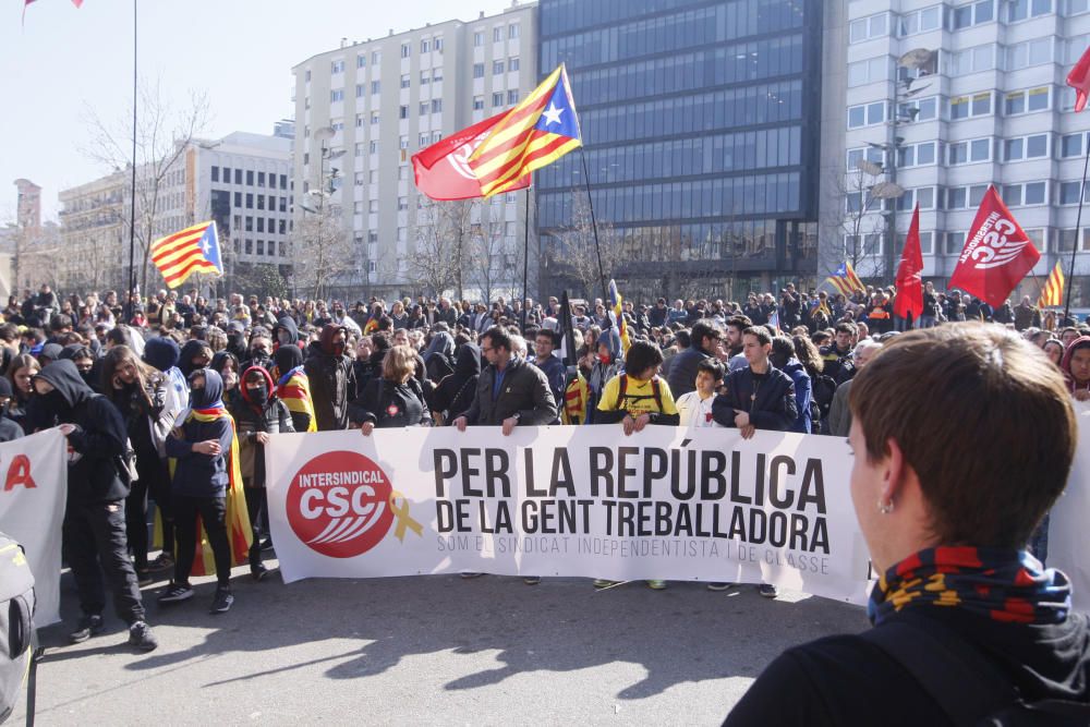 Els manifestants davant la seu de la Subdelegació del Govern espanyol