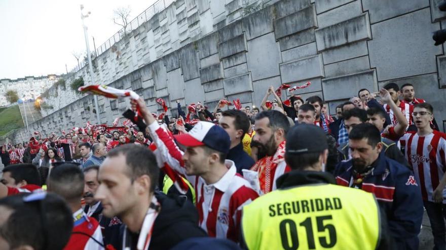 Aficionados del Sporting piden la dimisión de la  directiva del equipo en la entrada al Carlos Tartiere