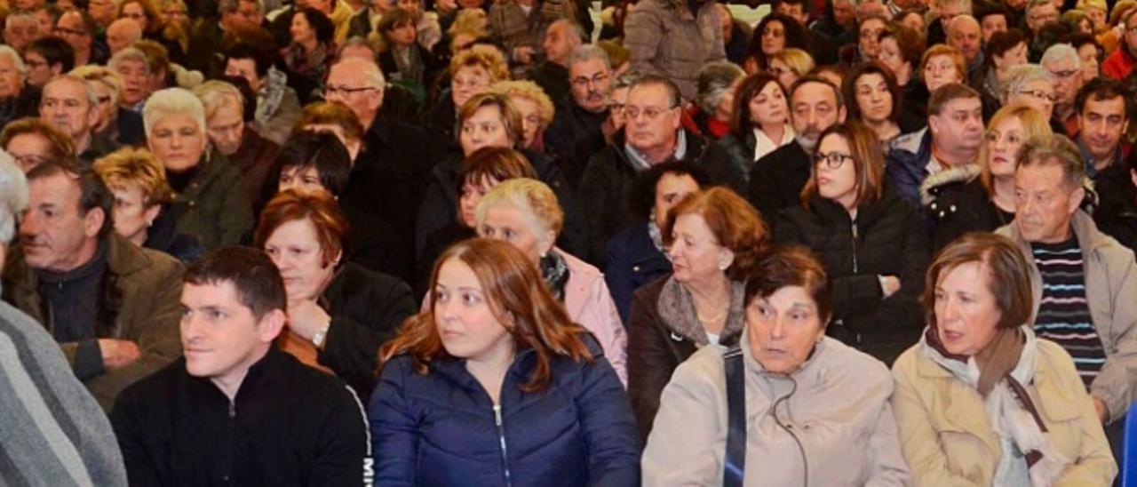 El Salón José Peña se llenó hace un año en el funeral conjunto por los fallecidos.  | // NOÉ PARGA