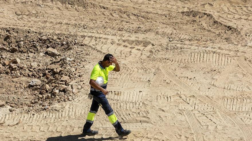Canary Islands Issue Fire Alerts Amid Extreme Heatwave