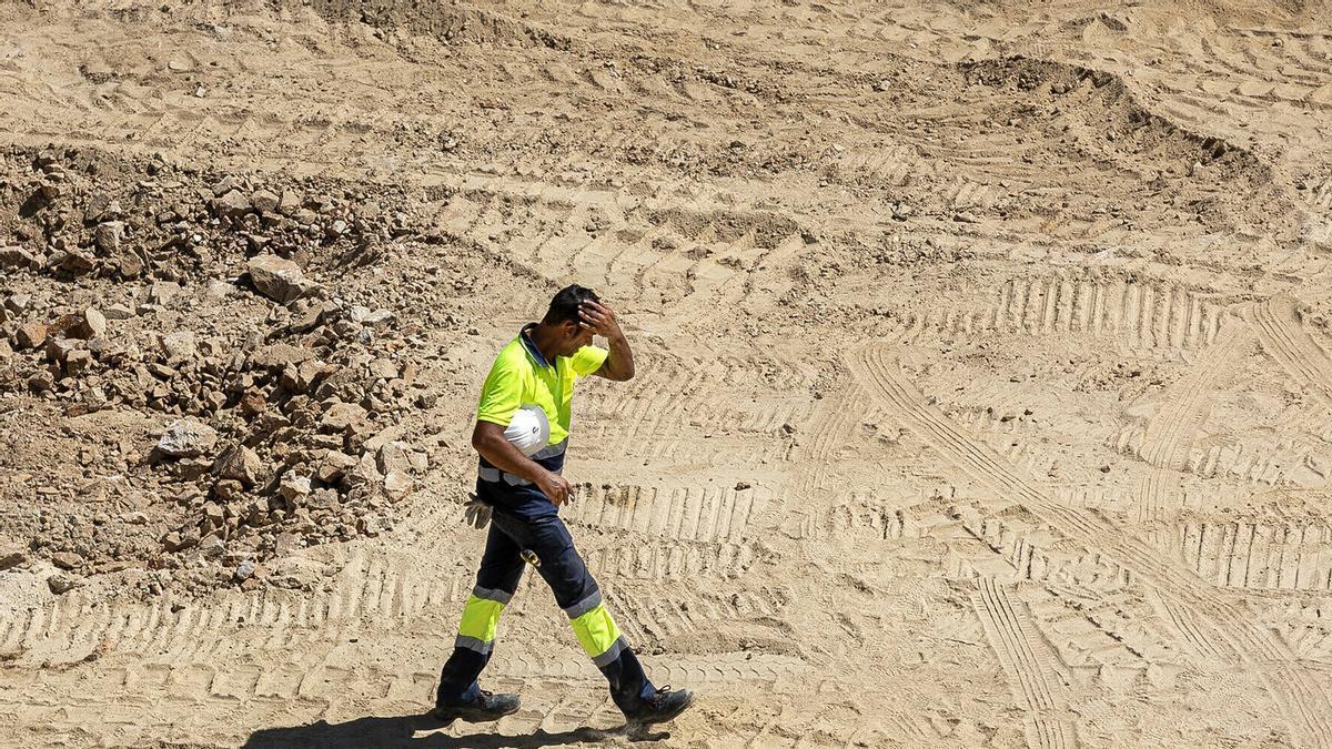 Un trabajador del sector de construccion, ayer en Ourense