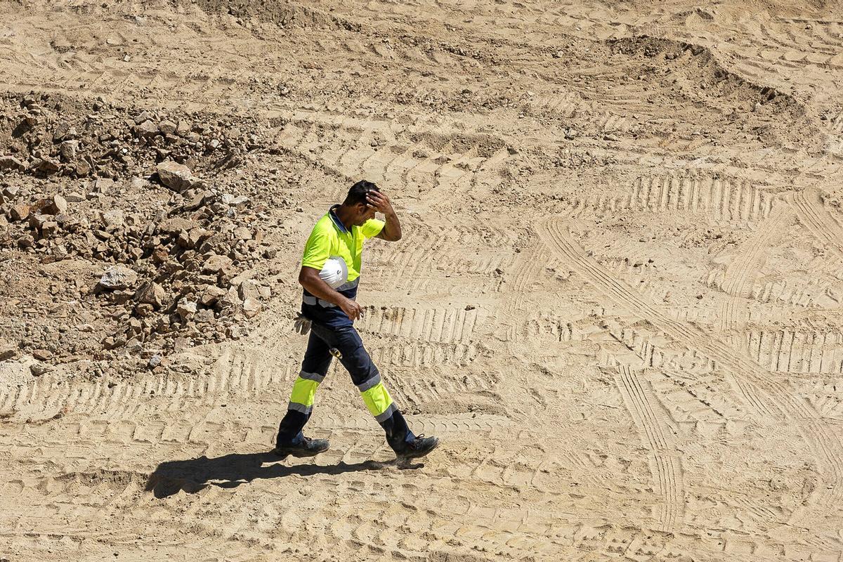 Ourense trabajador sector de construccion obreros con calor