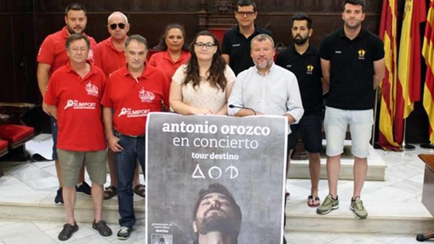 Representantes de las peñas y del consistorio, en la presentación del concierto.