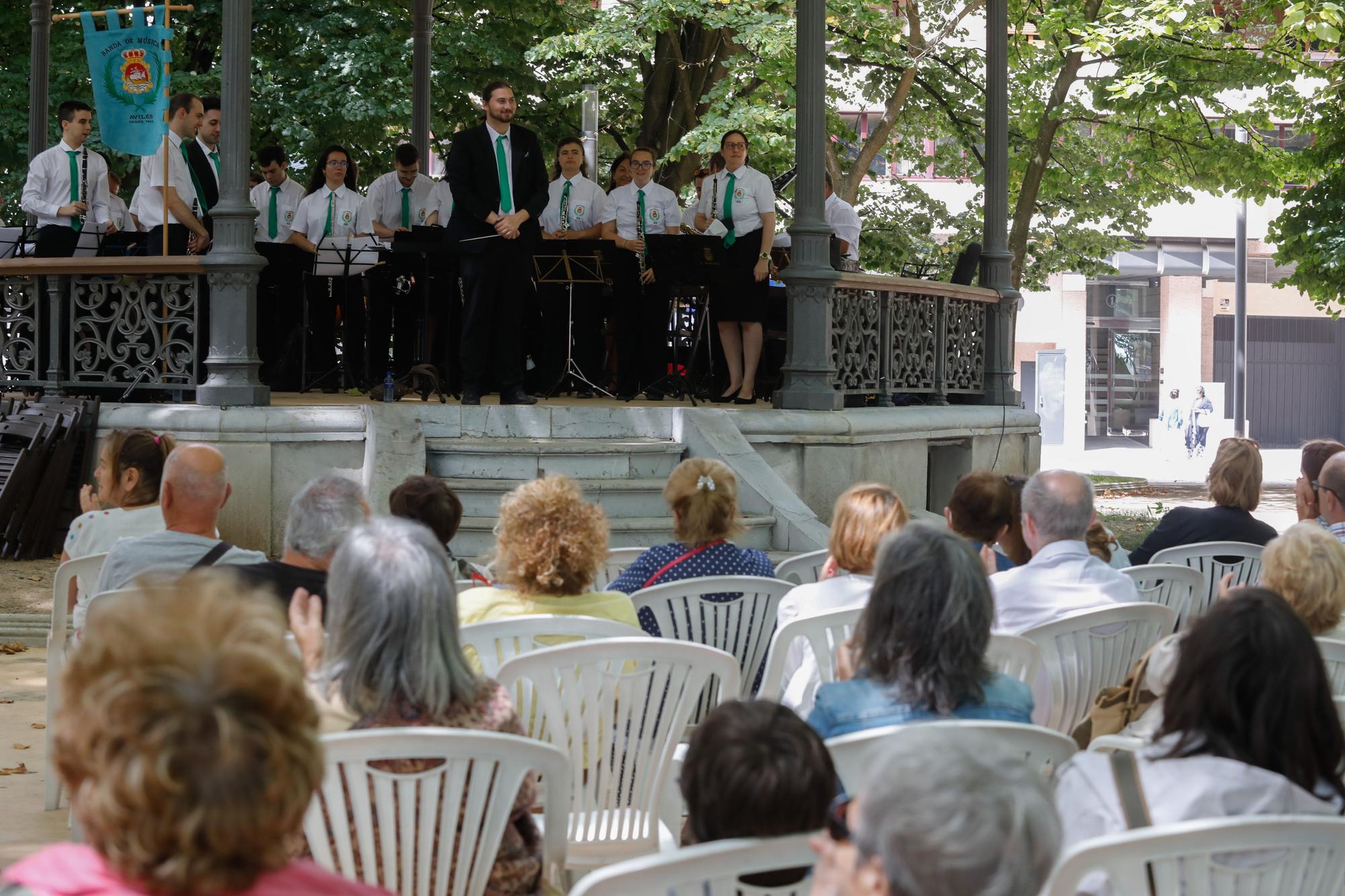 Concierto de la Banda de Música de Avilés en el parque del Muelle