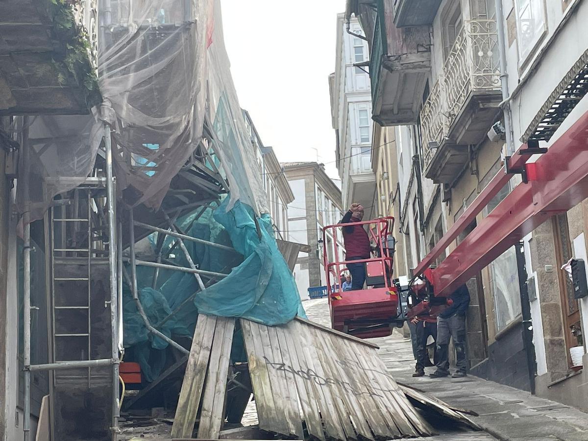 Trabajos de desmontaje del andamio tras empotrarse un camión contra la estructura.