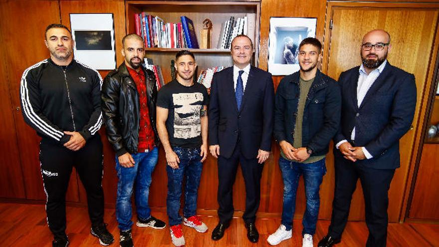 Hidalgo anima a los boxeadores canarios que compiten en la velada 'Gran Canaria Boxea'