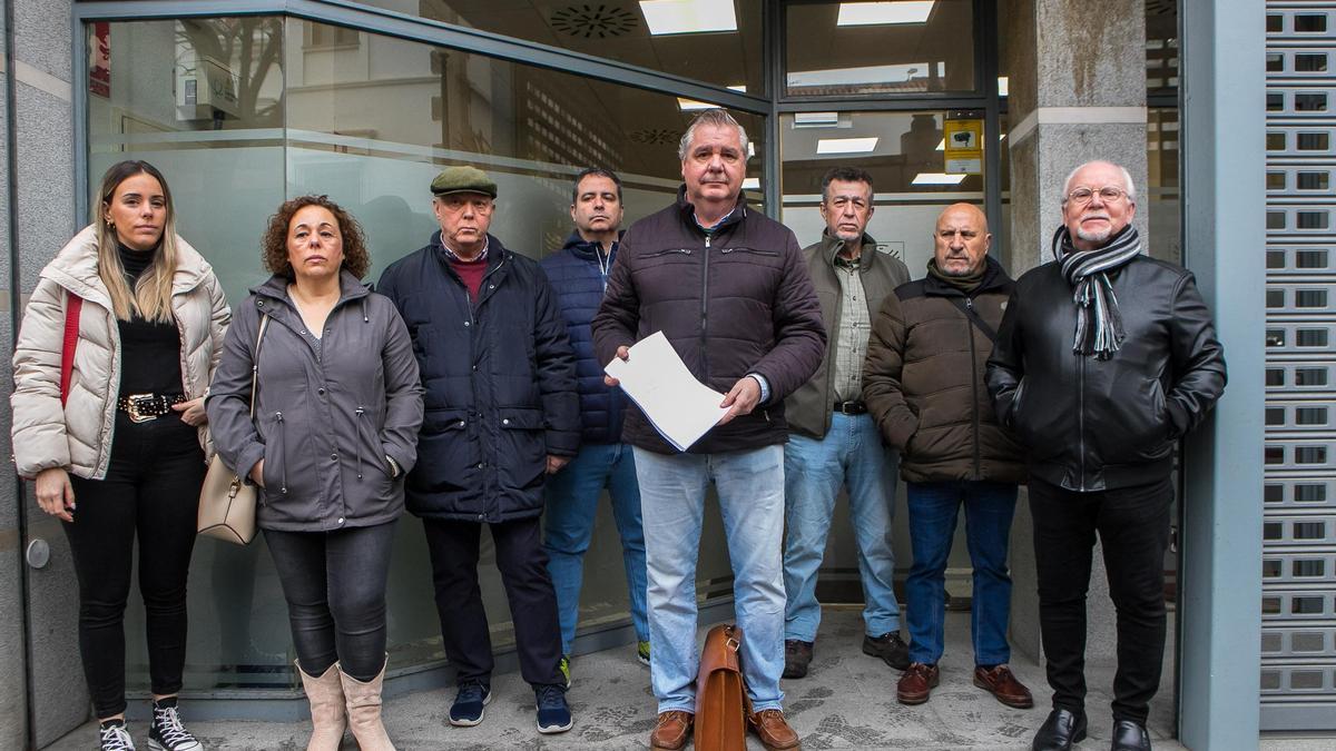 Representantes de los propietarios de Los Rostros de Santa Amalia, Huertas de la Encina, El Naranjal y la Sierra de Santa Bárbara, este miércoles en el registro de la Asamblea de Extremadura.