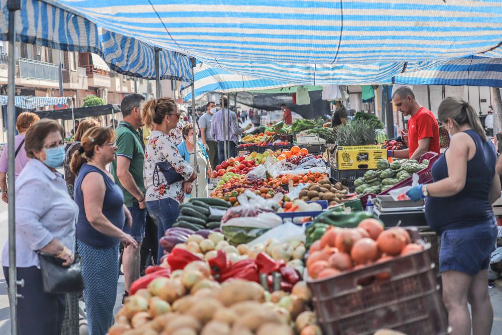 Control de temperatura en el mercadillo de Callosa de Segura por parte de la Policía Local