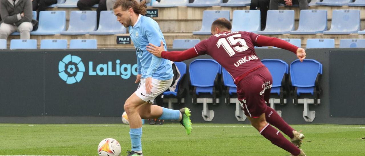 Álvaro Jiménez se zafa de un rival durante el partido de ayer. | J.A.RIERA