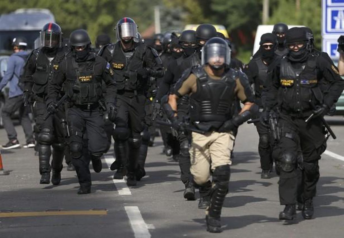 Fuerzas del orden de Hungría en la frontera.