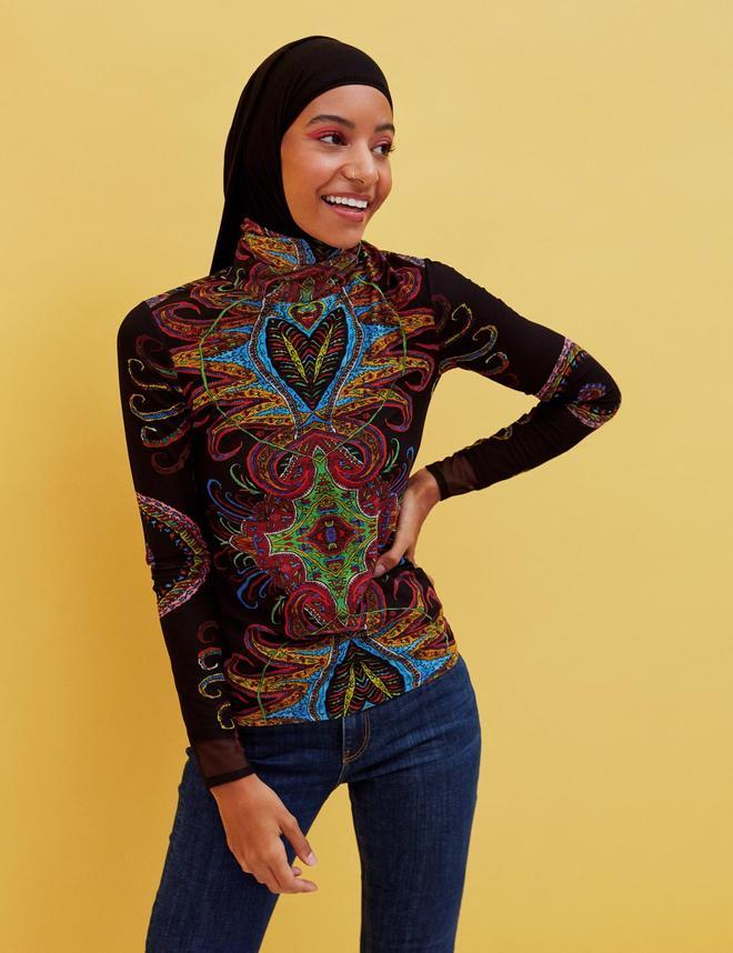 La actriz Hajar Brown con camiseta de la colección de Desigual x Mr Christian Lacroix