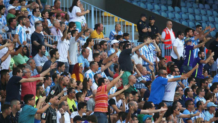 Aficionados en la grada de La Rosaleda en el último encuentro del Malagueño en la fase de ascenso a Segunda B.