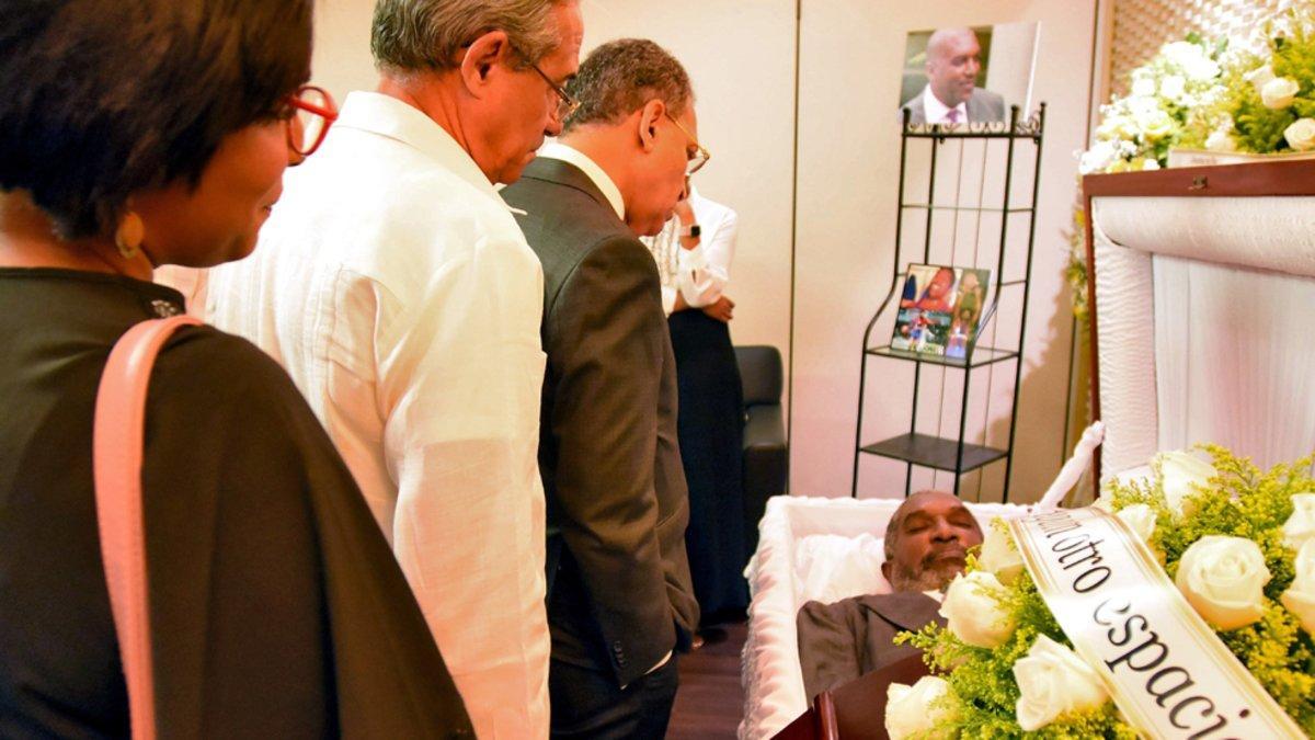 Amigos y familiares dando este lunes el último adiós a Chicho Sibilio