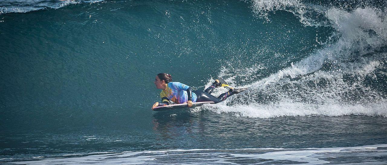 La surfista Ylenia Suárez, cogiendo olas en San Andrés, en Arucas