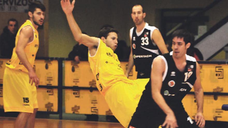 San Emeterio protege el balón ante Oubiña en el partido de ayer.