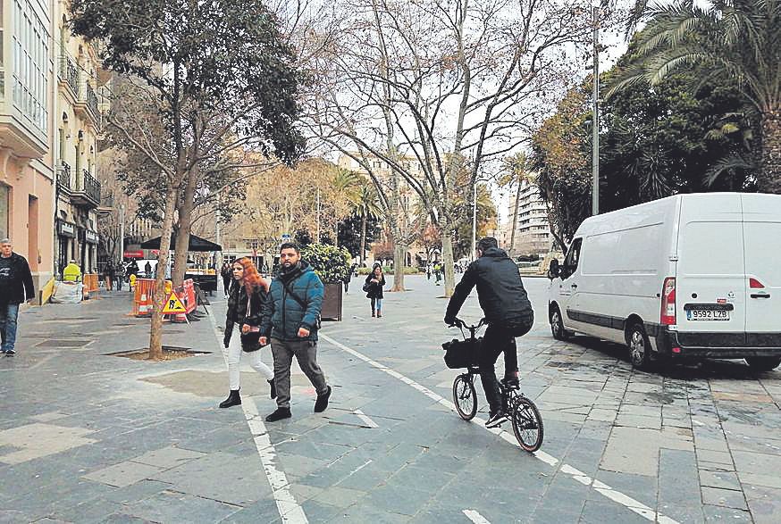 Viandantes cruzan el carril bici de la Plaza de España.