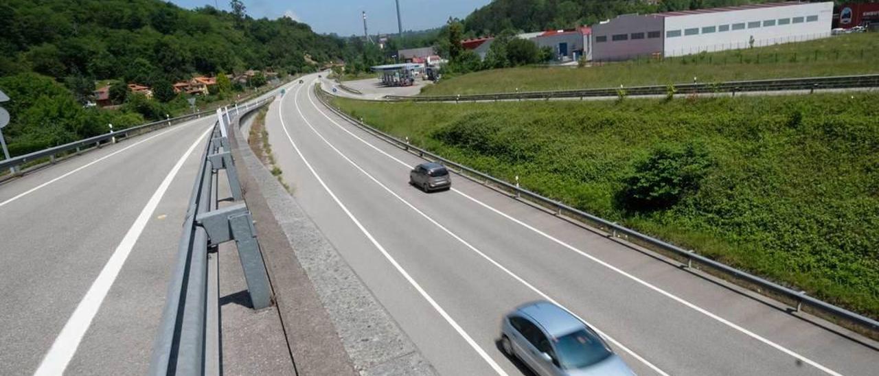 Coches circulando por la antigua carretera de Oviedo a Mieres, en el entorno de la gasolinera de Argame.