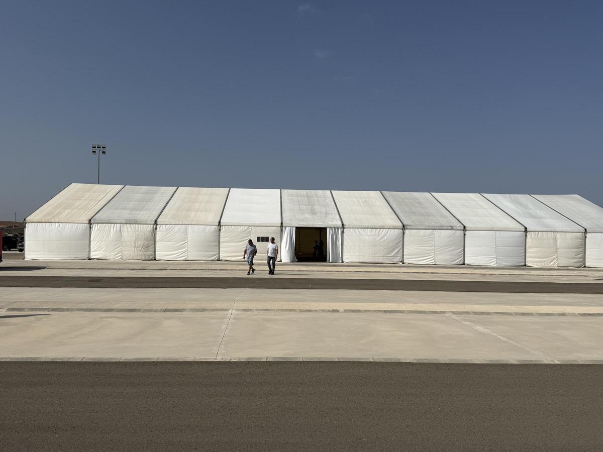 La carpa instalada en el polígono de Épila.