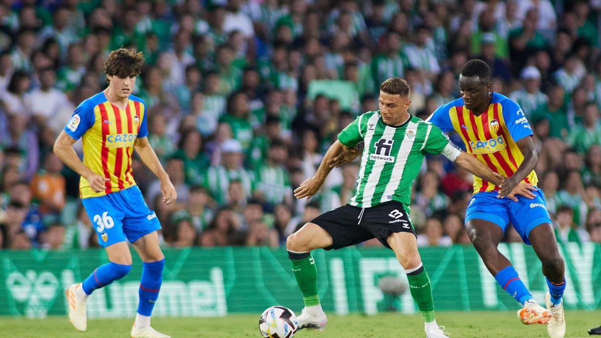 Joaquin Sanchez entre Javi Guerra y diakhaby