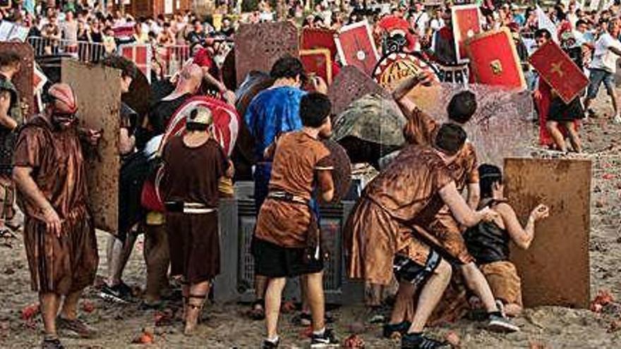 Imagen de la batalla campal con tomates en la playa de s&#039;Arenal, el año pasado.