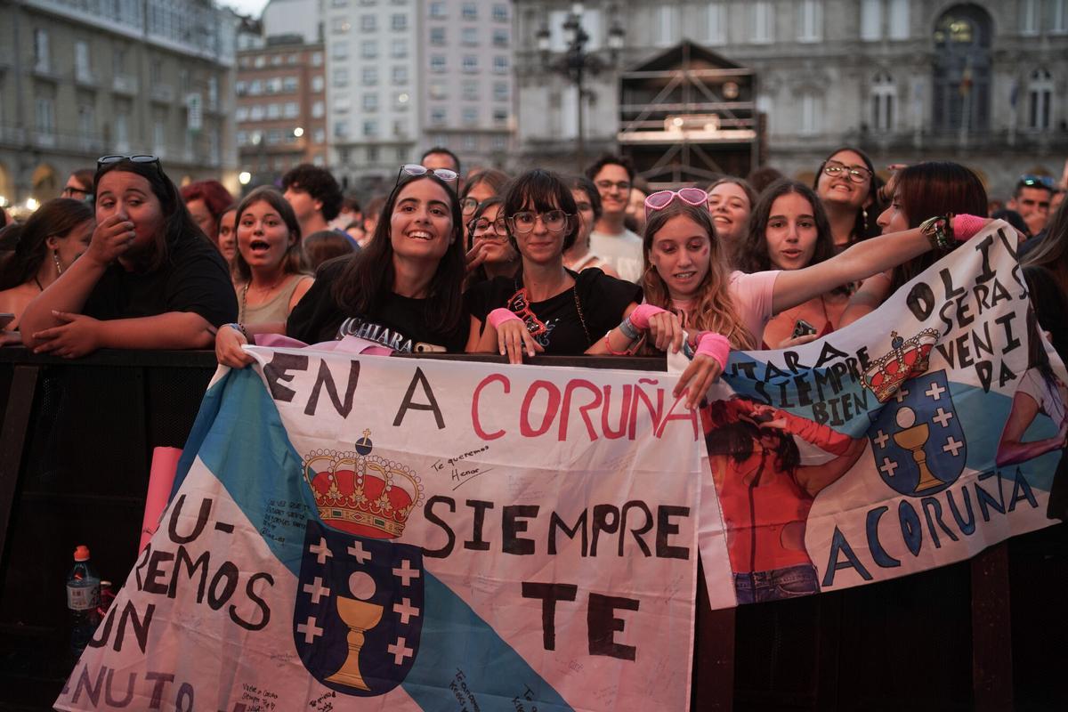 DePol, Chiara Oliver, Enol, Adexe y Nau, Chema Rivas, Daniela Blasco, La Beba, Lola Tuduri, César AC y Pikete, además del dúo local AWY, convirtieron la plaza de María Pita en una gran pista de baile.