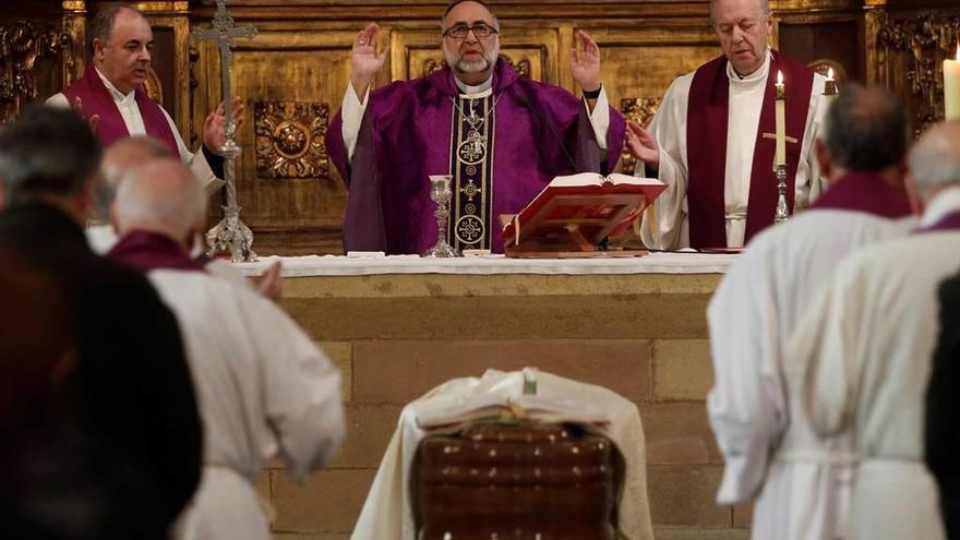 El Arzobispo, Jesús Sanz Montes, presidiendo el funeral de cuerpo presente por Luis Legaspi.