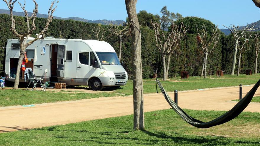 Imatge d&#039;arxiu d&#039;una autocaravana en un càmping