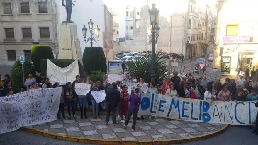 Los concentrados, con las pancartas, ante el ayuntamiento olivense.