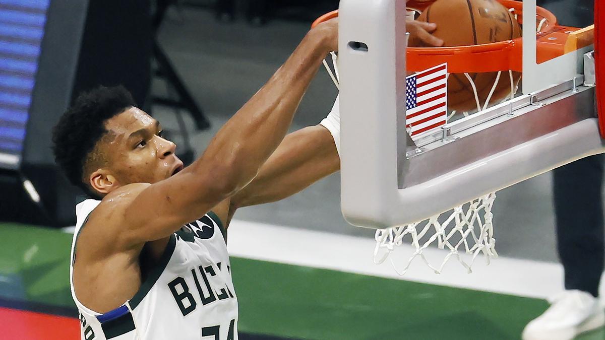 Antetokounmpo machaca el aro de los Suns.