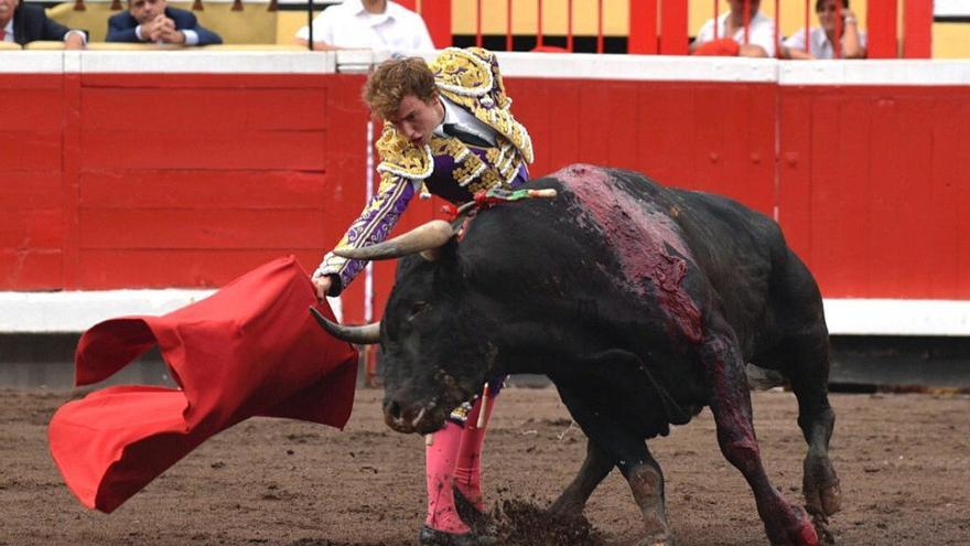 Román crece con los toros de Miura en Bilbao