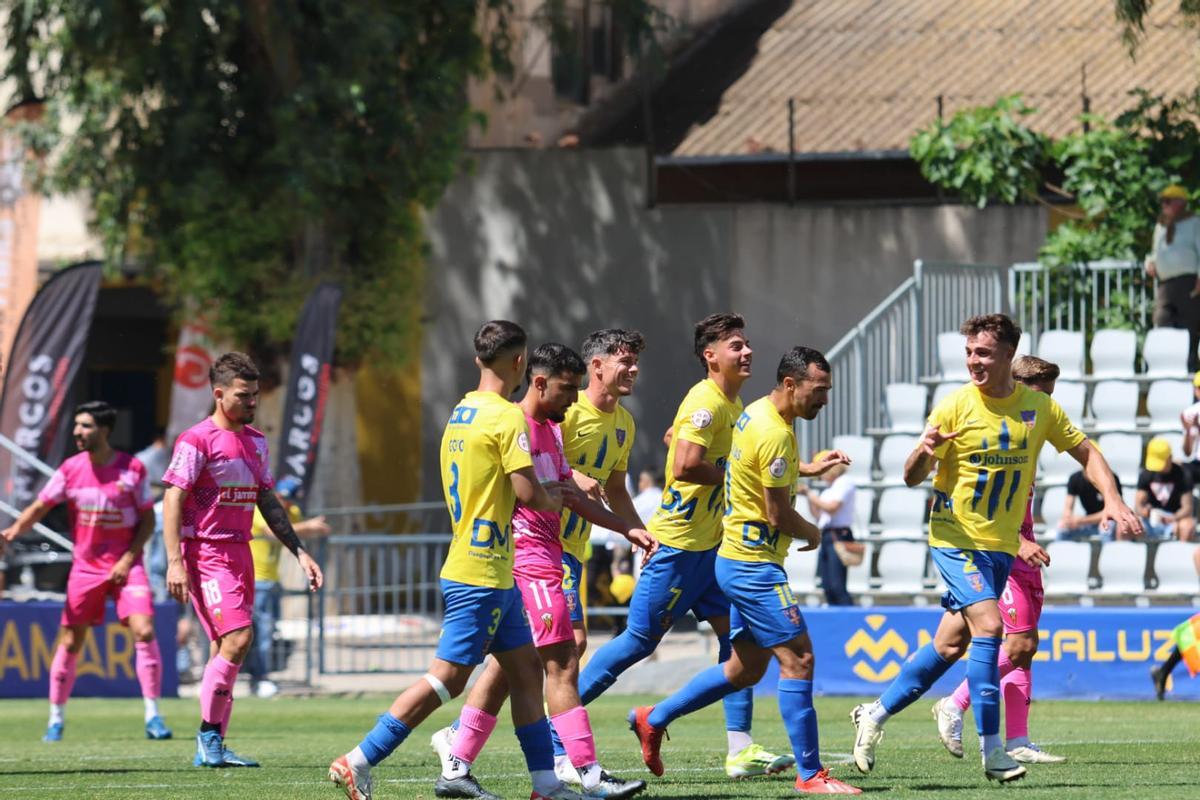 Los jugadores del Orihuela celebran un gol, durante el partido de este domingo, frente al San Roque de Lepe