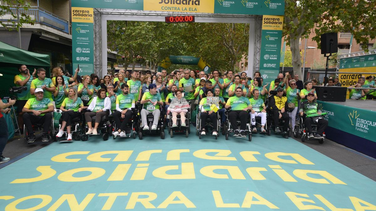 Foto de familia de la salida de la apertura de la carrera solidaria contra la ELA de 2024 en Toledo.
