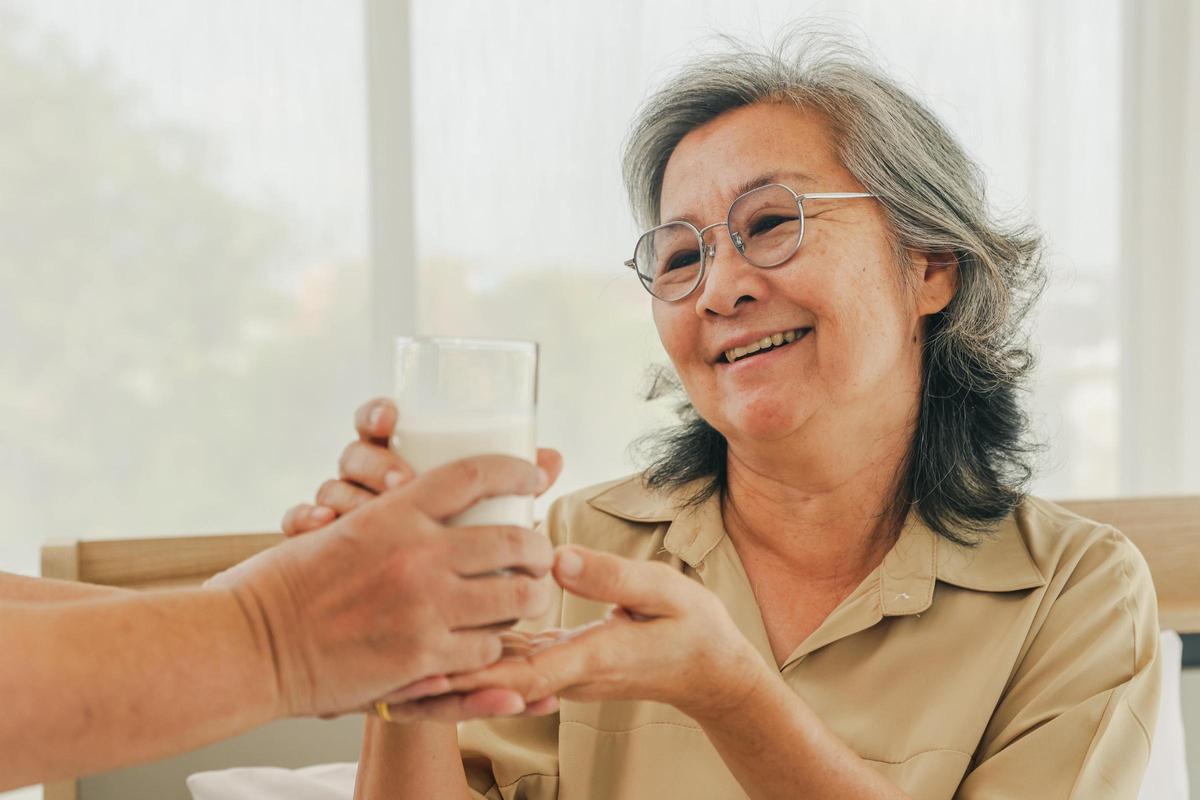 Las mujeres requieren de un aporte importante de calcio durante la menopausia, debido al aumento en la pérdida ósea que se da en esta etapa de la vida.