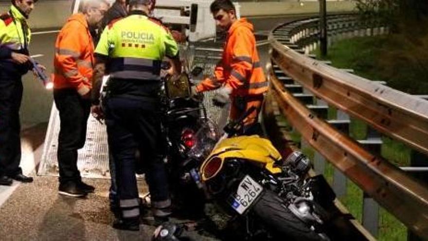 Els Mossos amb la moto implicada en l&#039;accident mortal d&#039;aquest mes a Calonge.