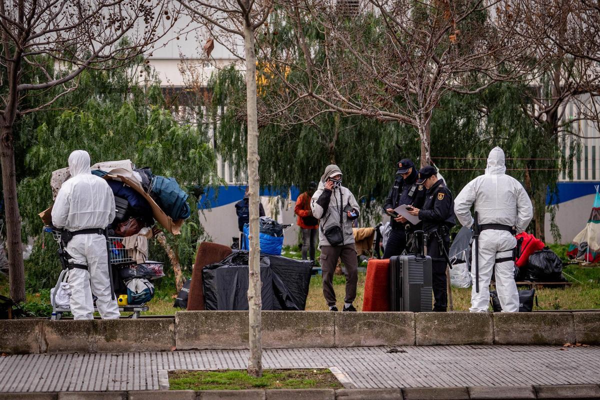 Barcelona desaloja el campamento de la Zona Franca Barcelona desaloja el campamento de la Zona Franca