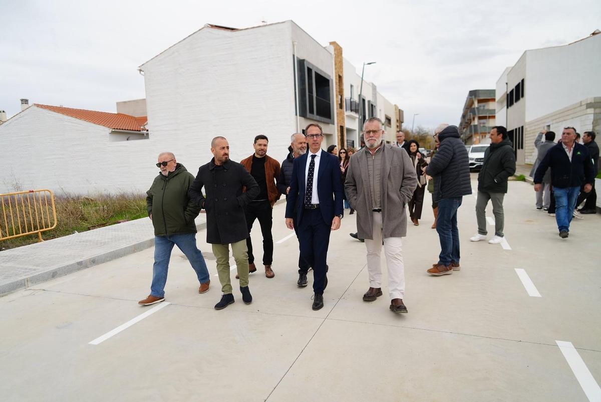El alcalde de Pozoblanco, con los promotores y vecinos, recorren la nueva zona urbanizada.