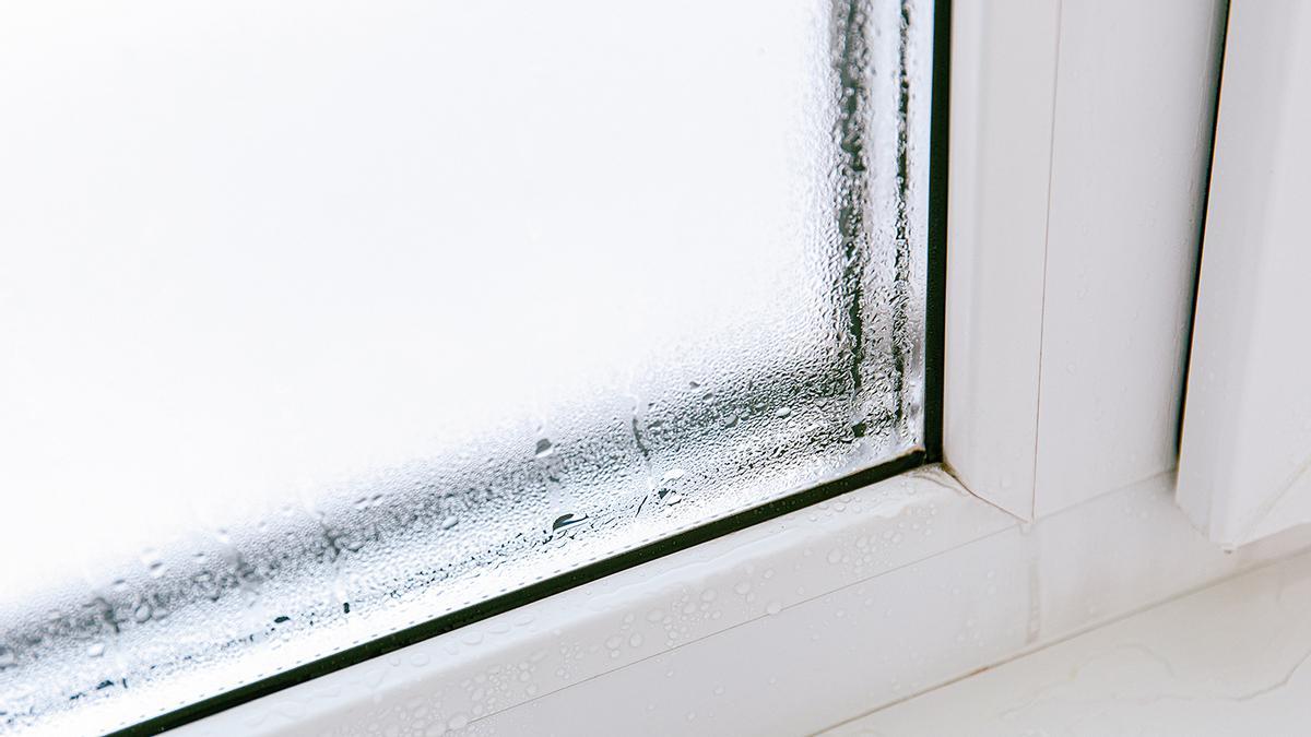Adiós a que entre frío por la ventana: la tela de quita pon que aísla la casa y retiene el calor