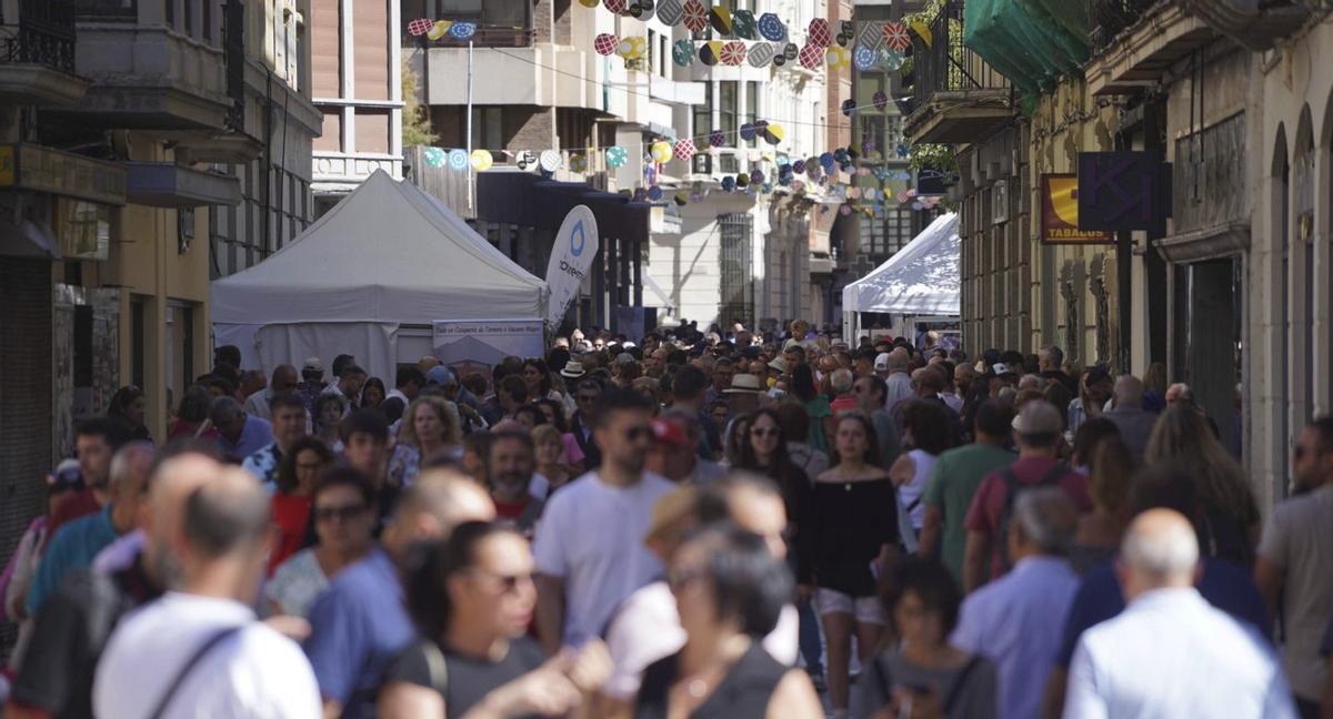 Calles abarrotadas de gente durante la pasada edición de la feria del queso Fromago. | JOSE LUIS FERNÁNEZ (ARCHIVO)
