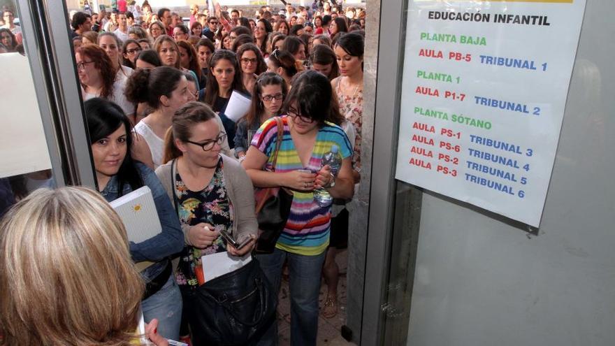 Opositores, antes de entrar a las clases para examinarse.