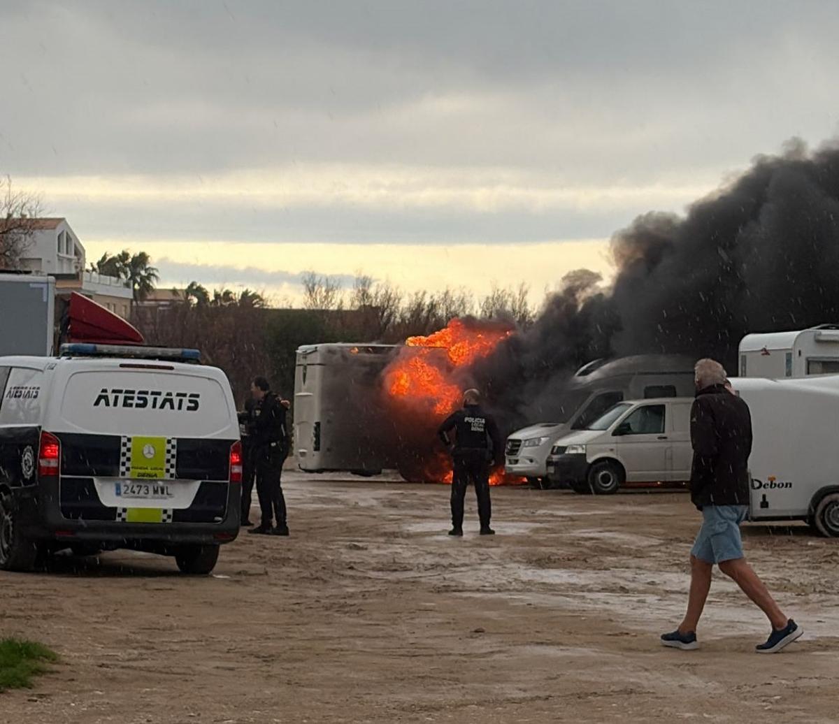 El fuego ha devorado en pocos minutos el vehículo