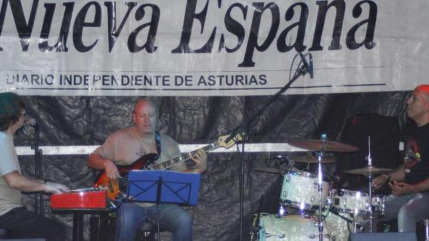 El «Xaime Arias Trío», tocando, ayer, en Candás.