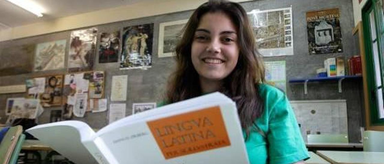 Adriana, en el aula del seminario de Latín y Griego del IES La Morería de Mislata.