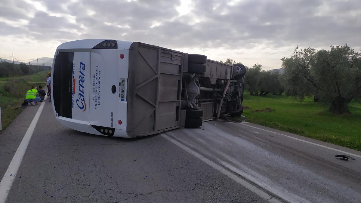 El autobús, volcado en la carretera poco después del accidente.