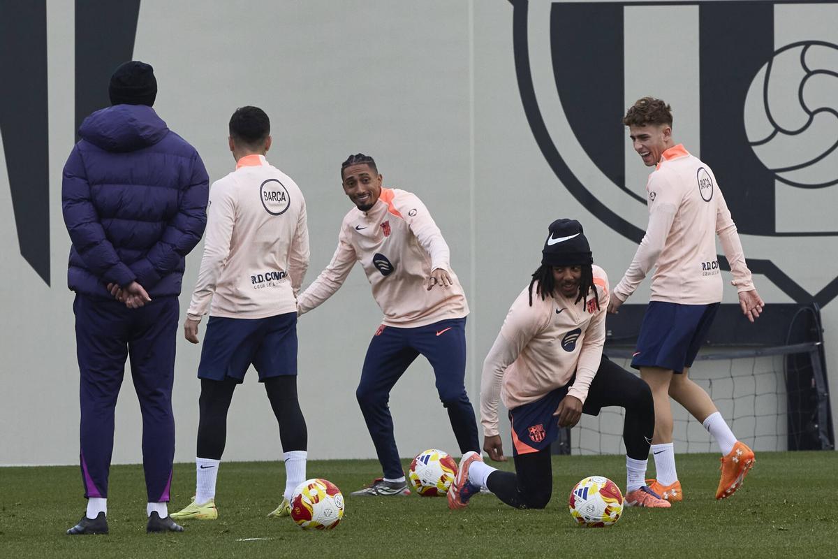 Raphinha, Koundé y Fermín, en un rondo.