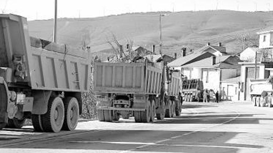 Paso de camiones por la travesía de Lubián.