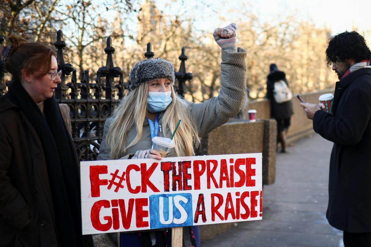 Protesta de enfermeras del sistema de salud público del Reino Unido (NHS, por sus siglas en inglés), frente al Hospital St. Thomas de Londres. Reclaman recibir un salario digno acorde con el trabajo que realizan.