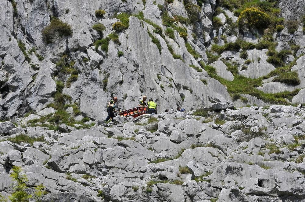 Rescate del policía nacional de Gijón fallecido en Morcín mientras hacía montañismo
