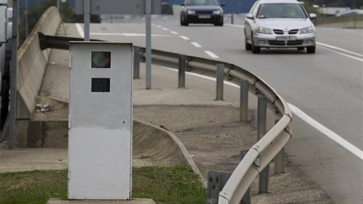 Un radar fijo de Trànsit instalado en la carretera C-352, ayer